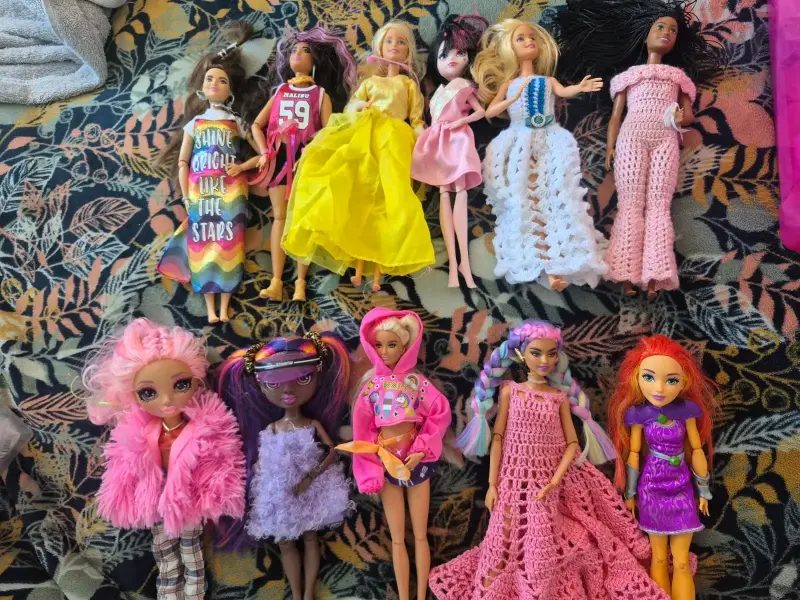 Lote de muñecas variadas con ropa colorida - 1