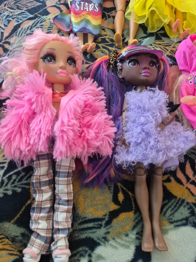 Lote de muñecas variadas con ropa colorida - 3