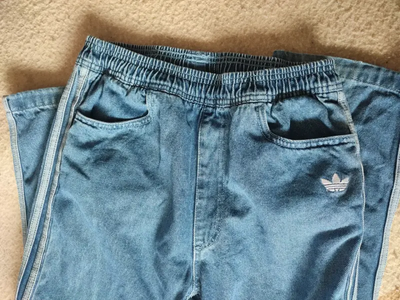 Pantalones de mezclilla deportivos con logo