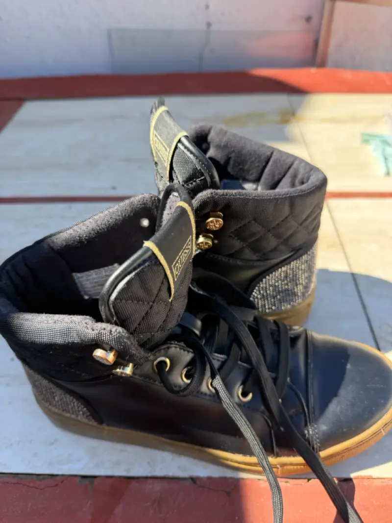 Zapatillas negras Guess con detalles brillantes - 2