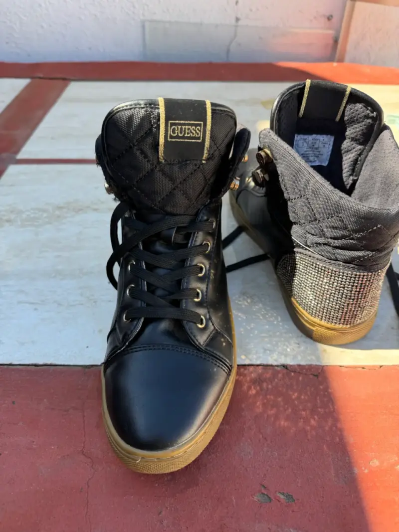 Zapatillas negras Guess con detalles brillantes - 4