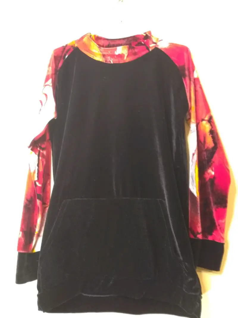 Polerón de terciopelo negro con mangas estampadas - 1