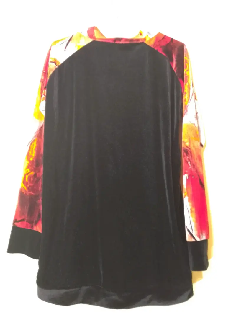 Polerón de terciopelo negro con mangas estampadas - 2