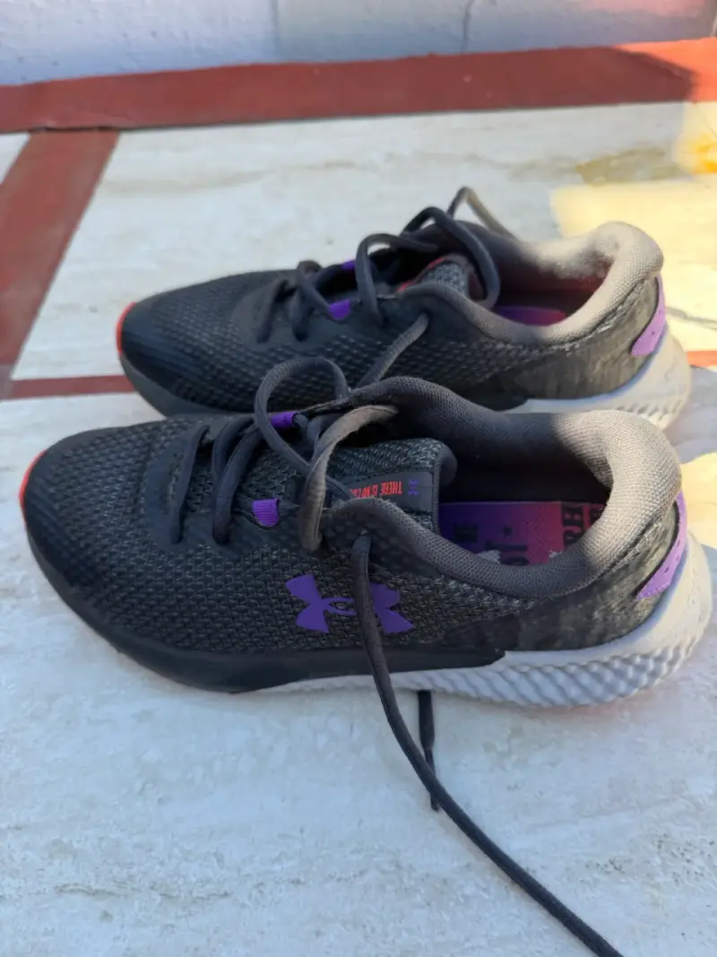 Zapatillas deportivas Under Armour negras para mujer - 2