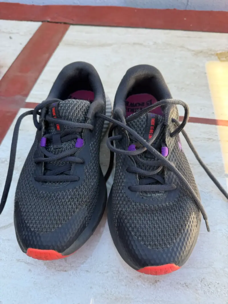 Zapatillas deportivas Under Armour negras para mujer - 4