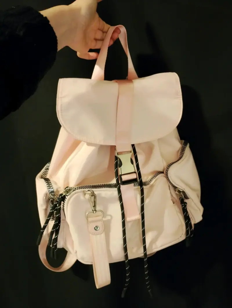 Mochila rosada con bolsillos y correas ajustables - 1