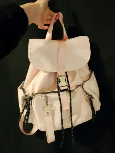 Mochila rosada con bolsillos y correas ajustables - miniatura 1