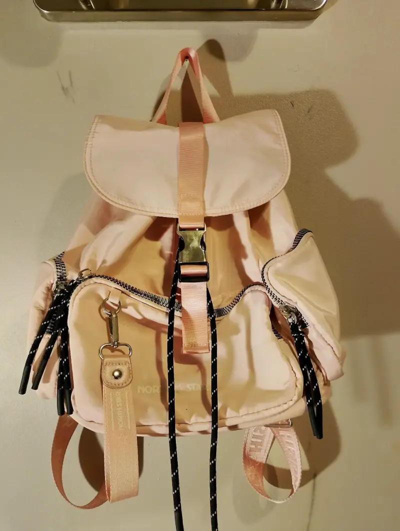 Mochila rosada con bolsillos y correas ajustables - 2