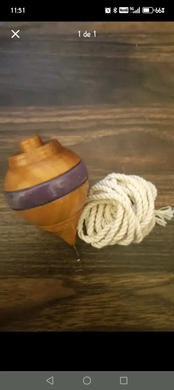 Trompo de madera con cuerda