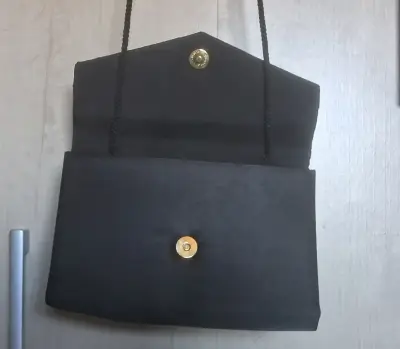 Cartera de mano negra elegante - miniatura 4