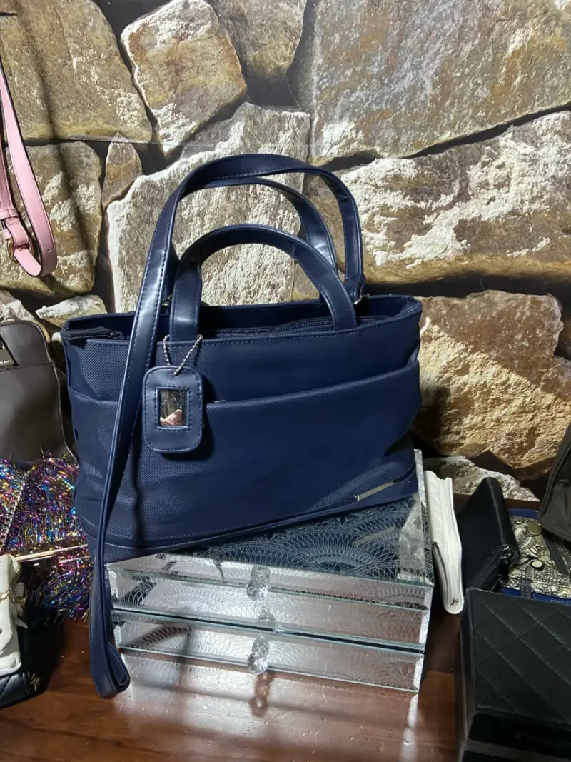Bolso azul marino elegante