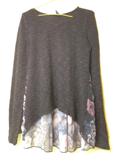 Polera de mujer con diseño floral y encaje - miniatura 1