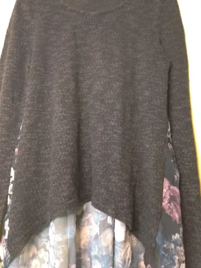 Polera de mujer con diseño floral y encaje - miniatura 2