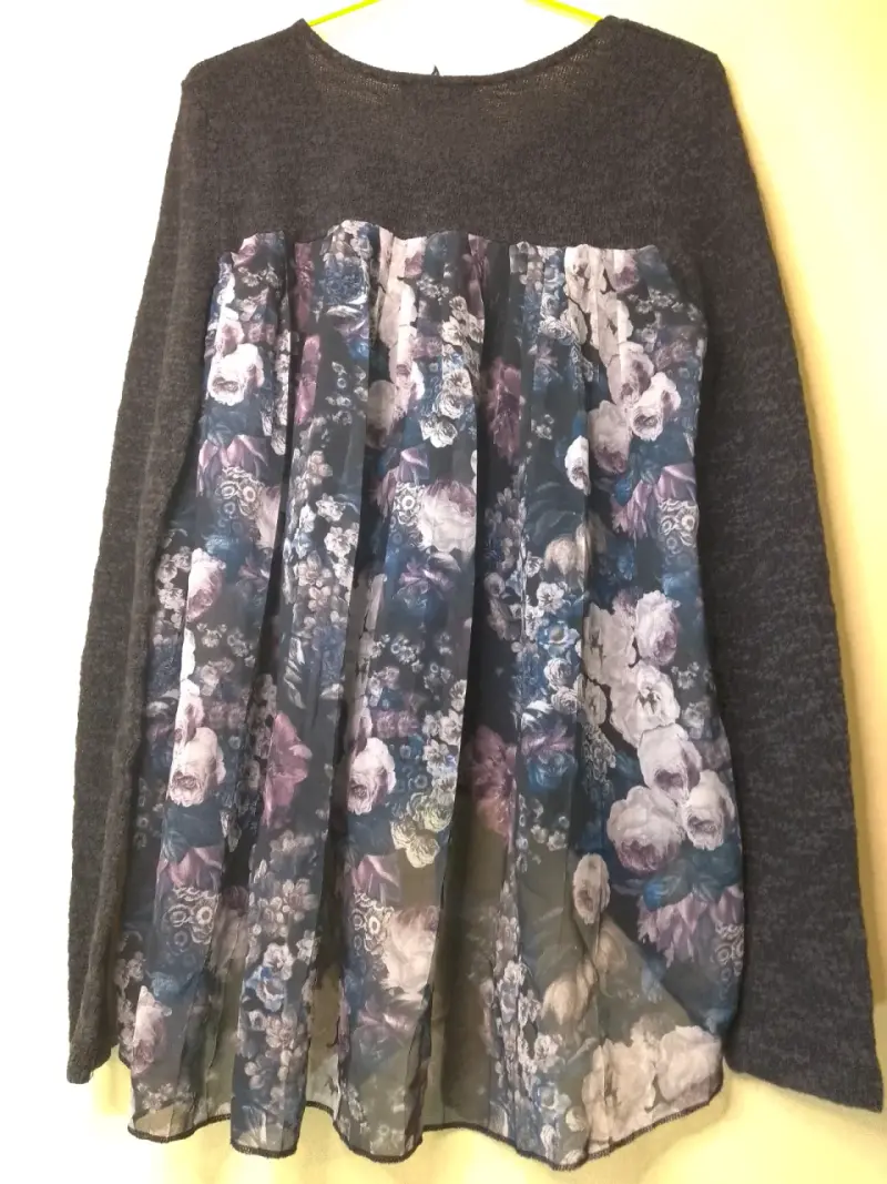 Polera de mujer con diseño floral y encaje - 3