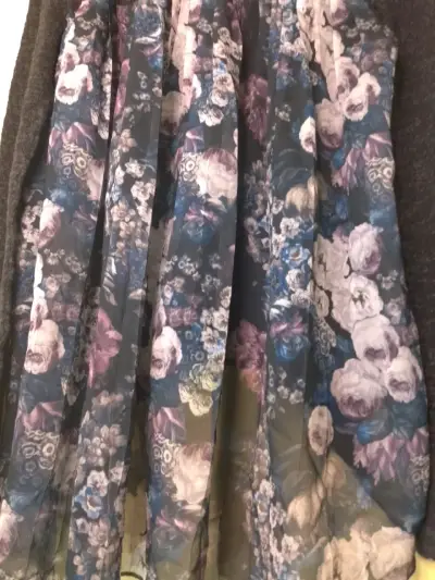 Polera de mujer con diseño floral y encaje - miniatura 4