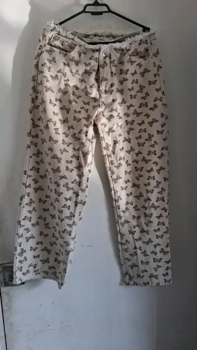 Conjunto de pantalón y top con estampado de mariposas - miniatura 1
