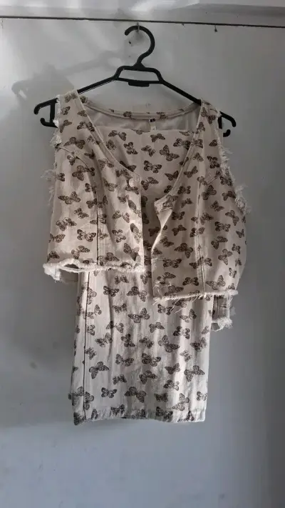 Conjunto de pantalón y top con estampado de mariposas - miniatura 3