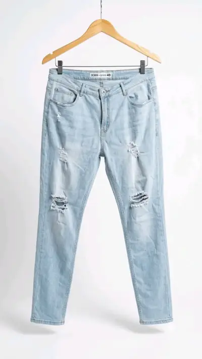 Jeans de mezclilla azul claro con roturas - miniatura 1