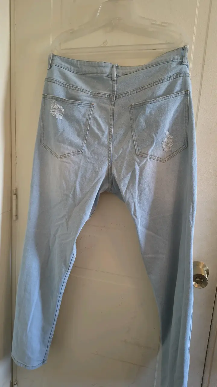 Jeans de mezclilla azul claro con roturas - 2