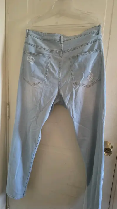 Jeans de mezclilla azul claro con roturas - miniatura 2