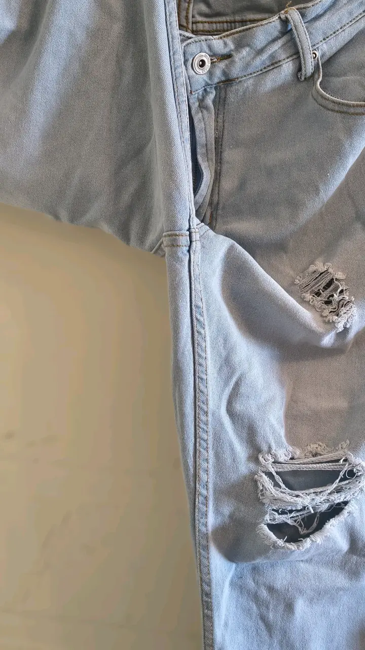 Jeans de mezclilla azul claro con roturas - 3