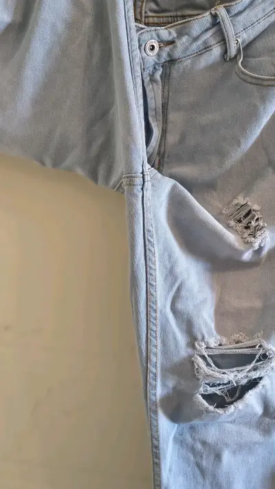 Jeans de mezclilla azul claro con roturas - miniatura 3