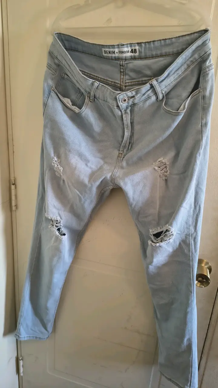 Jeans de mezclilla azul claro con roturas - 4