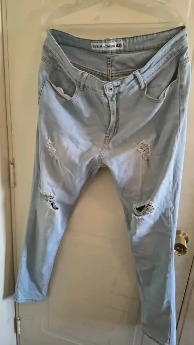Jeans de mezclilla azul claro con roturas - miniatura 4