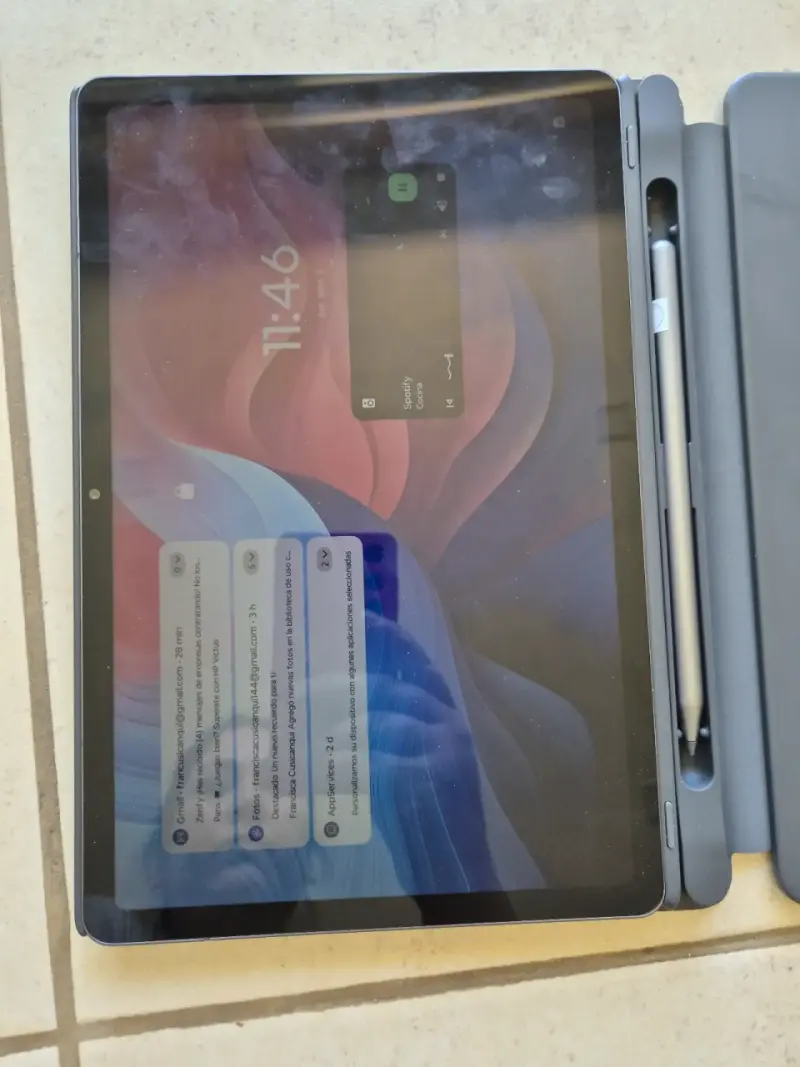 Tablet Lenovo con teclado y lápiz - 2