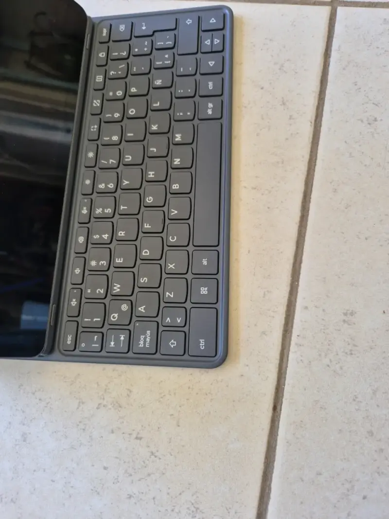 Tablet Lenovo con teclado y lápiz - 5