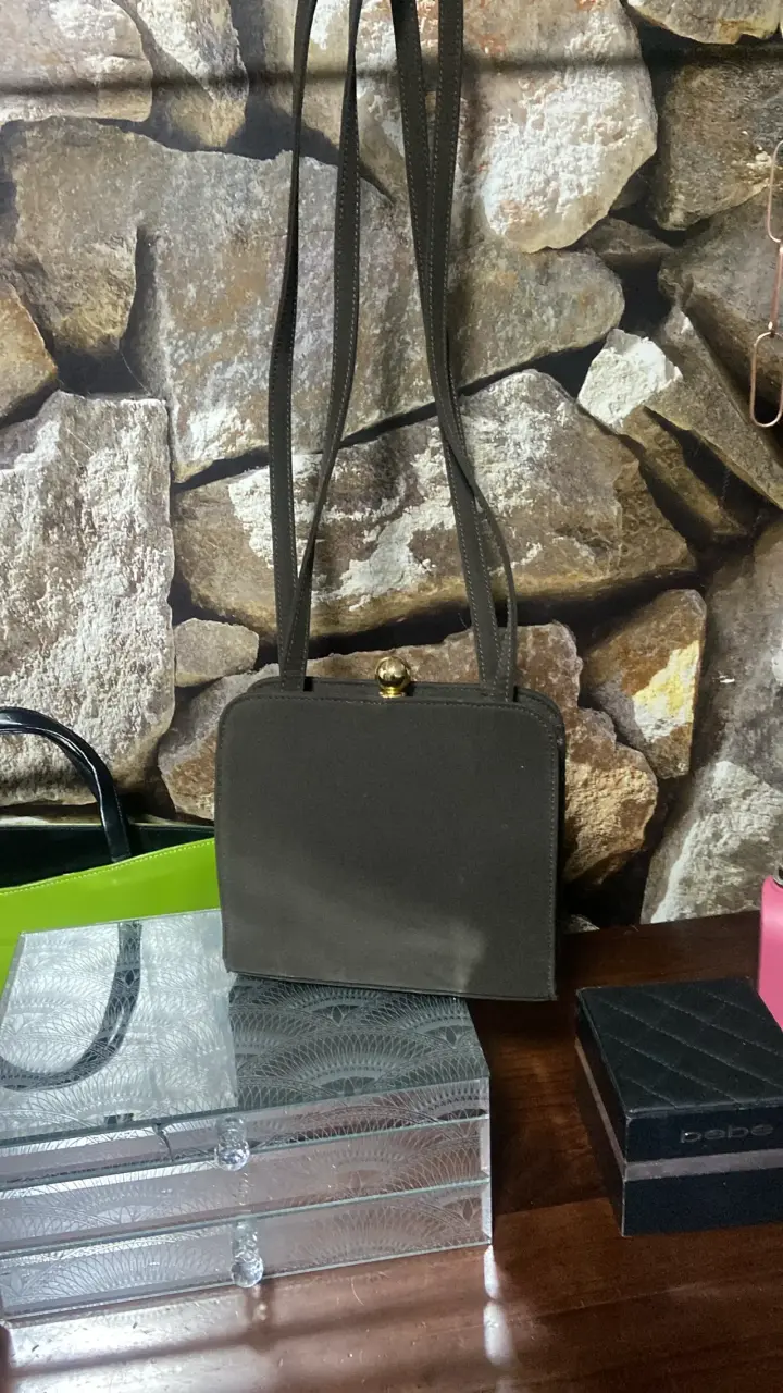 Cartera de hombro marrón elegante