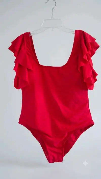 Traje de baño rojo con volantes en los hombros - miniatura 1