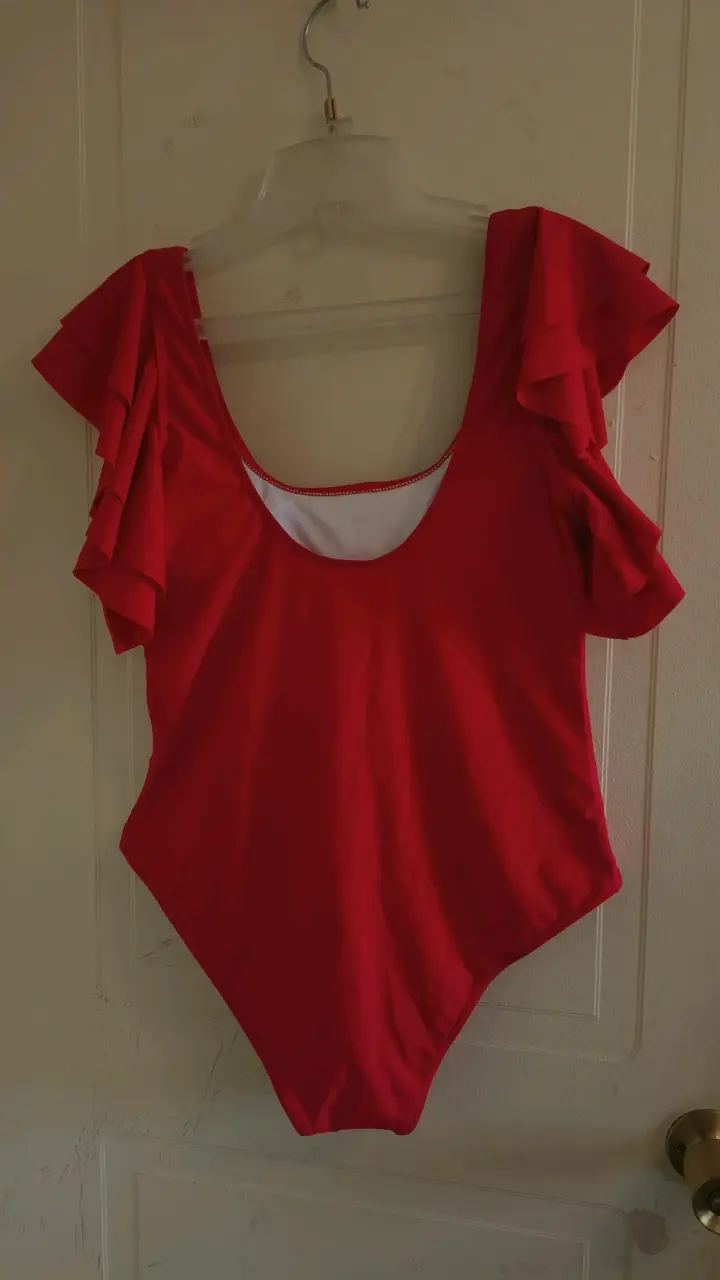 Traje de baño rojo con volantes en los hombros - 2
