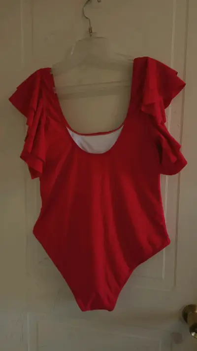 Traje de baño rojo con volantes en los hombros - miniatura 2