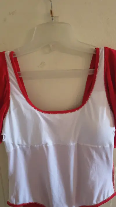 Traje de baño rojo con volantes en los hombros - miniatura 3