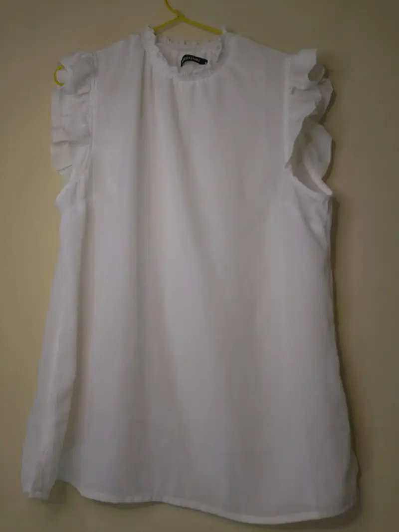 Blusa blanca sin mangas con volantes - 1