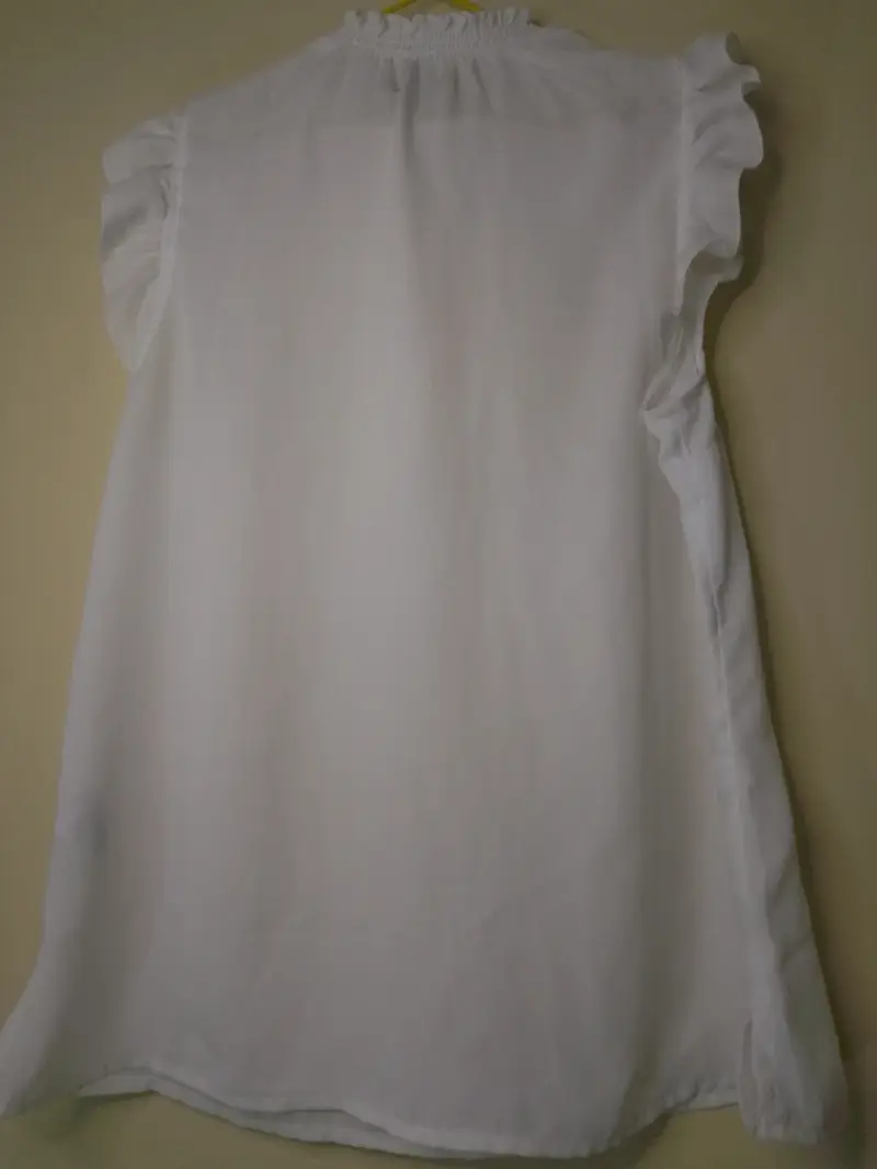 Blusa blanca sin mangas con volantes - 2