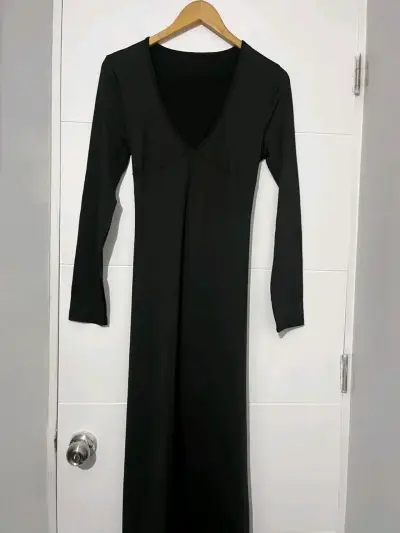 Vestido largo negro con mangas largas escote en v - miniatura 1