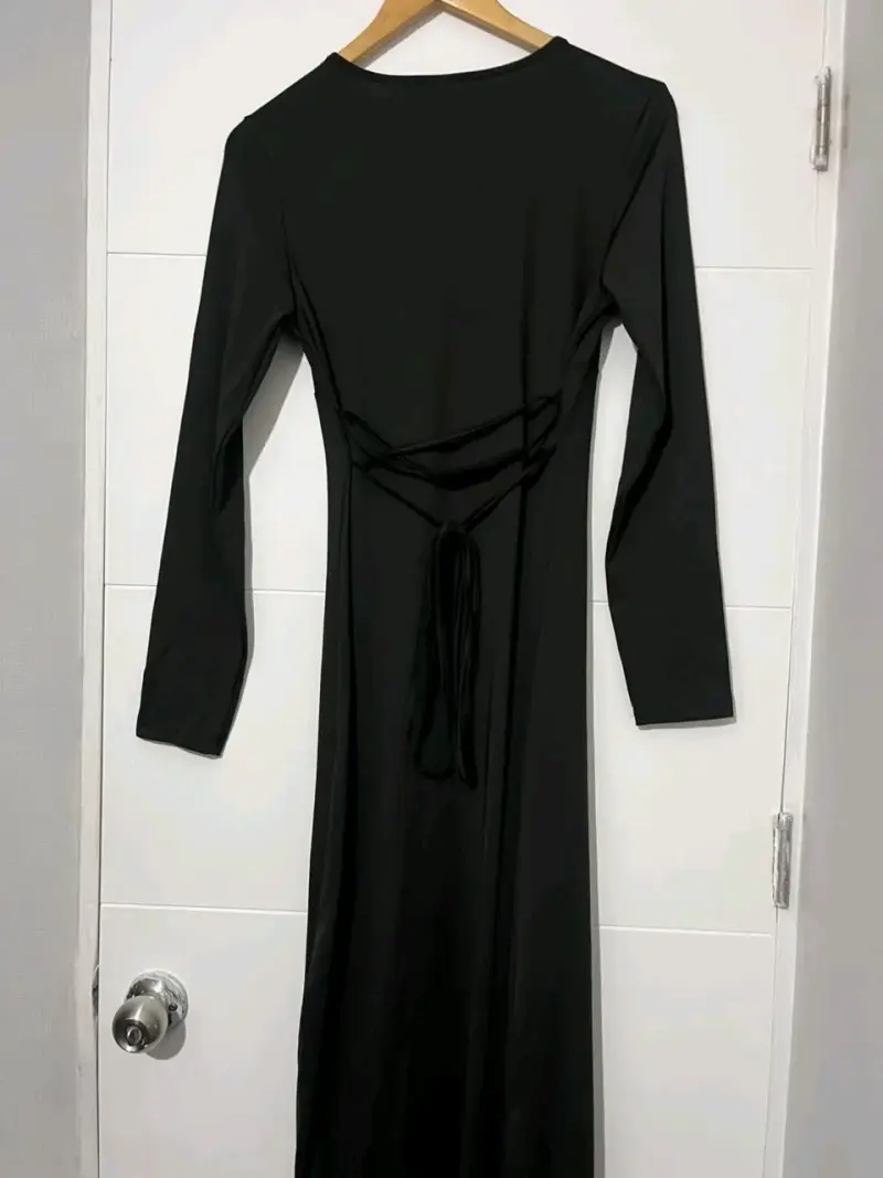Vestido largo negro con mangas largas escote en v - 2