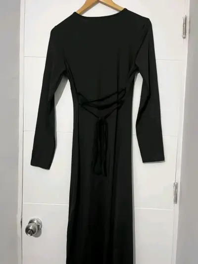 Vestido largo negro con mangas largas escote en v - miniatura 2