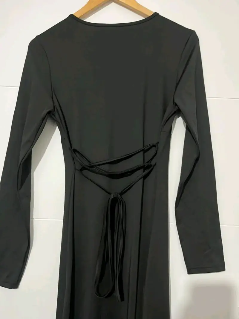 Vestido largo negro con mangas largas escote en v - 3