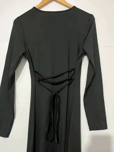 Vestido largo negro con mangas largas escote en v - miniatura 3
