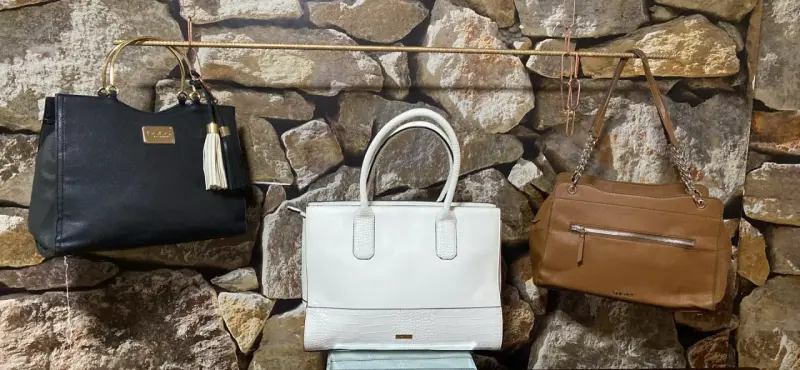 Cartera de cuero negra con detalles dorados