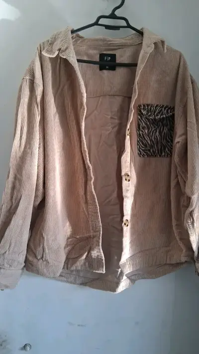 Camisa de pana beige con bolsillo estampado - miniatura 1