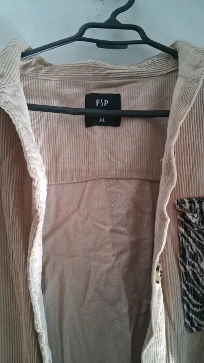 Camisa de pana beige con bolsillo estampado - miniatura 2
