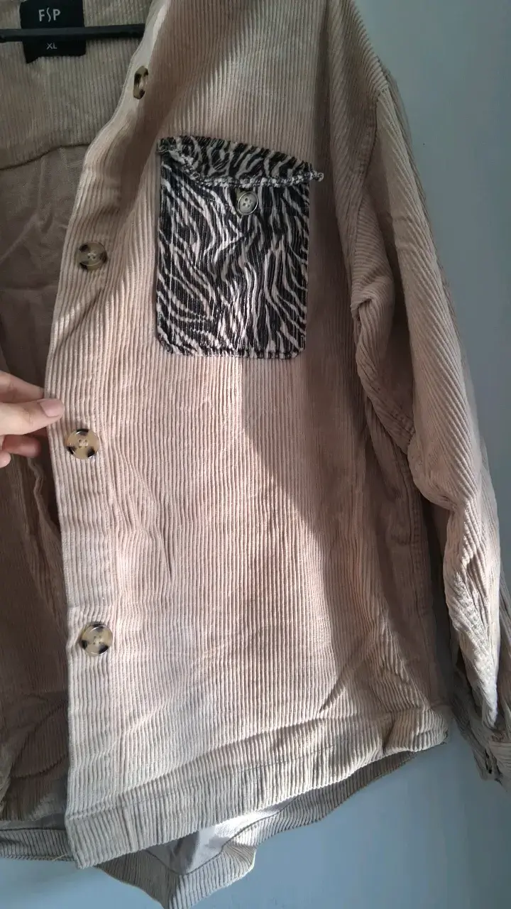 Camisa de pana beige con bolsillo estampado - 3