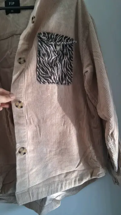 Camisa de pana beige con bolsillo estampado - miniatura 3