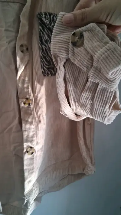 Camisa de pana beige con bolsillo estampado - miniatura 4