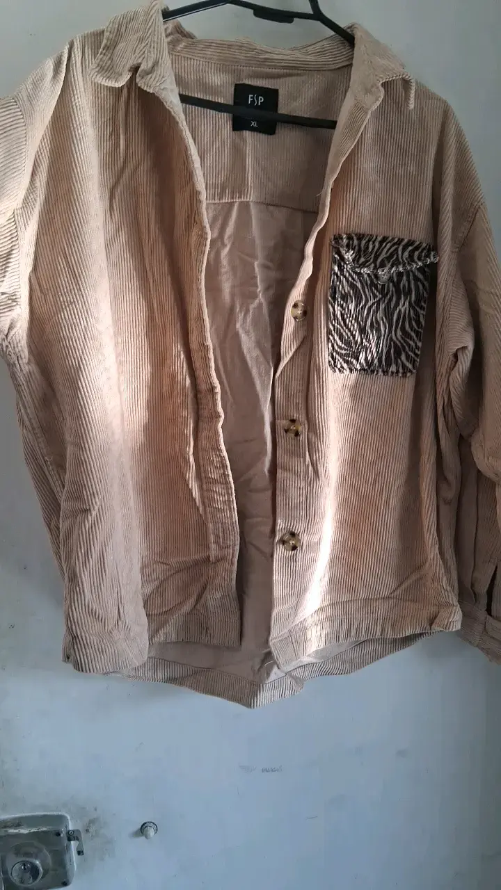 Camisa de pana beige con bolsillo estampado - 5