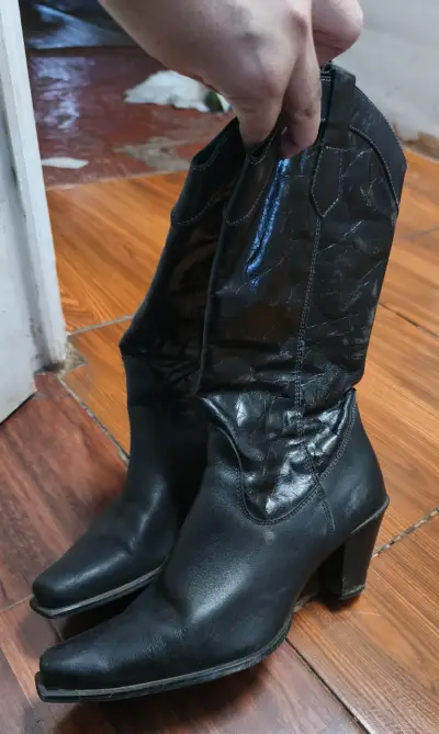 Botas negras de cuero para mujer con tacón - miniatura 1